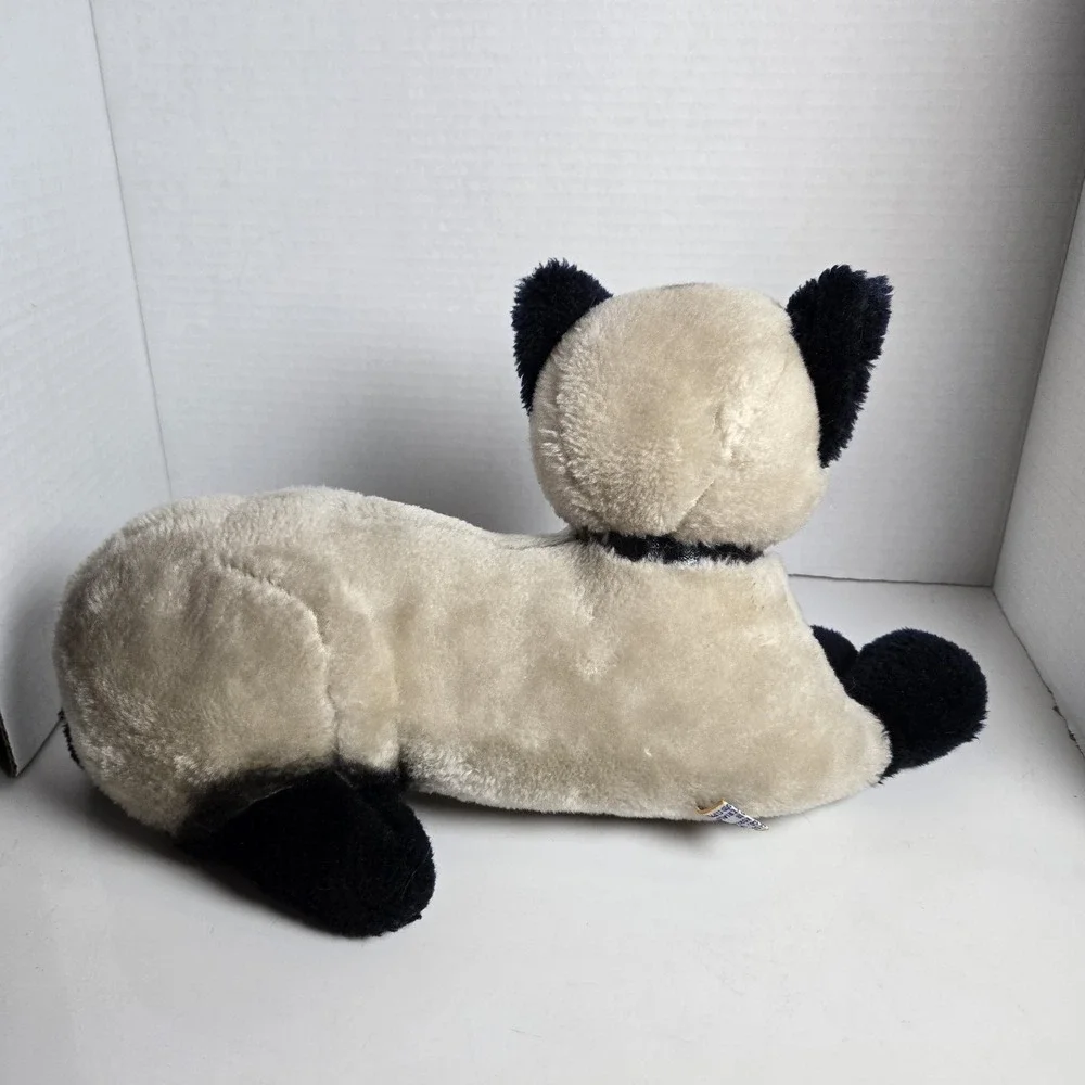 Dakin 1973 Siamese Cat Stuffed Plush Animal Laying Down With Collar Blue Eyes